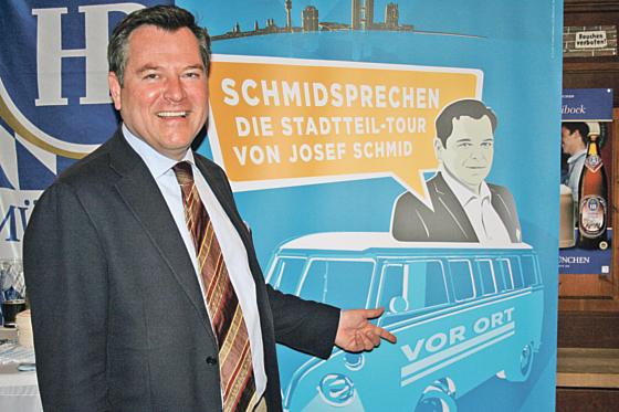 Stadtrat und OB-Kandidat Josef Schmid besuchte auf seiner Stadtteiltour auch Moosach und stellte sich den Fragen der Bürger. Foto: ws
