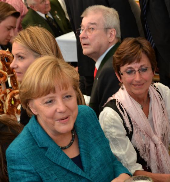 Kanzlerin, Angela Merkel mit Bezirksrätin Friederike Steinberger Fotos: ar