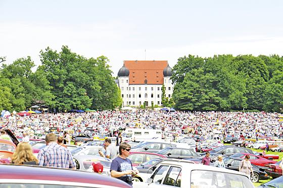 Ein Publikumsmagnet: Auf der Wiese vor dem Schloss Maxlrain bei Bad Aibling locken über 3000 Oldtimern jedes Jahr die Massen an. Foto: ADAC