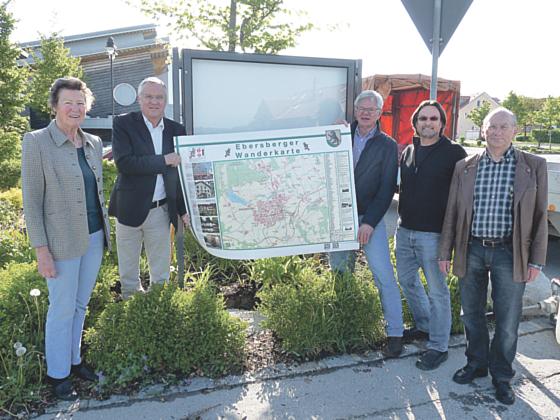 Christel Glas, Walter Brilmayer, Ade Gigler, Georg Schuder und Fritz Deierling an einem der Standorte. Foto: Stadt