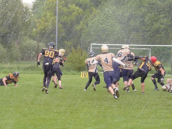 Der Regen erschwerte die Spielweise beider Teams. Die Erding Junior Bulls (in gold) siegten mit 12:4. Foto: Verein