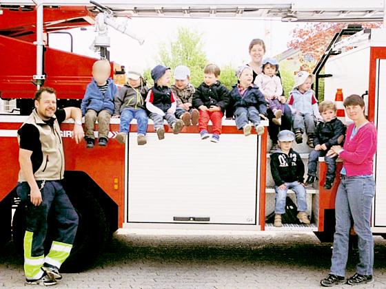 Viel Spaß hatten die Kinder aus der Krippe Am Kraxelbaum bei der Ebersberger Feuerwehr. Foto: VA