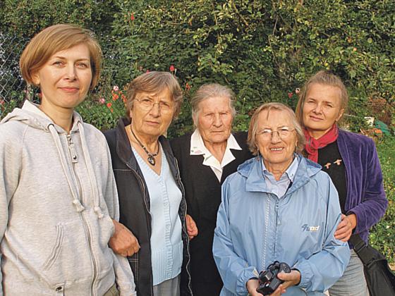 Die in Aber das Leben geht weiter mitwirkenden Frauen mit Regisseurin Karin Kaper (rechts) Foto: VA