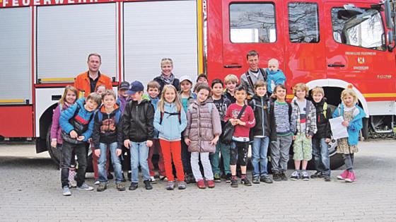 Die Klasse 3a der Grundschule Neukferloh bei der Feuerwehr Grasbrunn zu besuch. Foto: privat