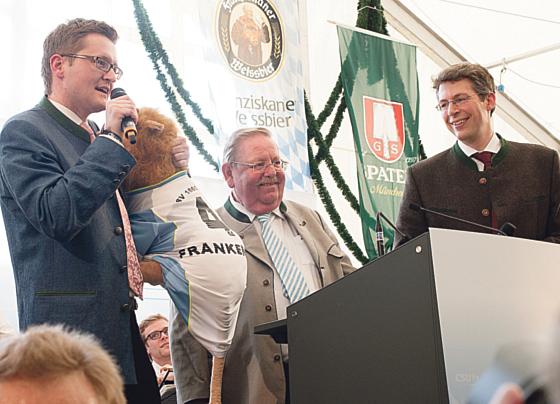 Wolfgang Stefinger (links) und Markus Blume (rechts) überreichten Herbert Frankenhauser einen Löwen mit 60er-Trikot. Foto: privat
