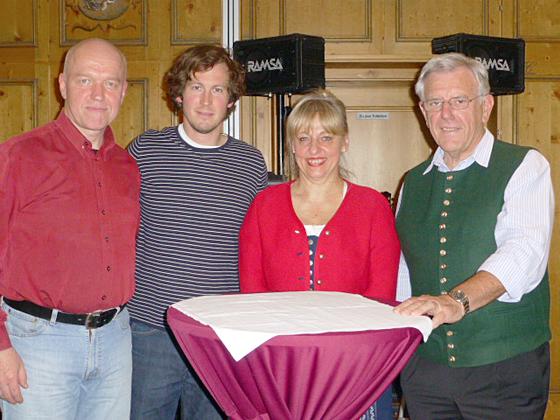 Zum 50. Mal moderierte Gerhard Holz (rechts) sein »Boarisch gredt, gsunga und gspuit«. Foto: VA