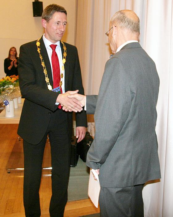 Tammo Winzer beglückwünscht Bürgermeister Christoph Böck nach der Vereidigung. Foto: VA