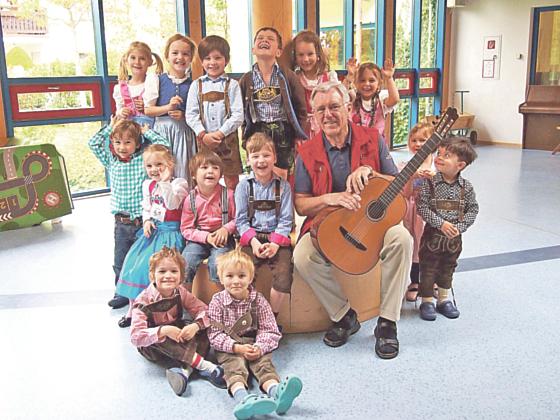 Gerhard Holz und die Buben und Mädchen aus dem Kindergarten Struwelpeter hatten viel Spaß bei der gemeinsamen Singstunde. Foto: Wassermann