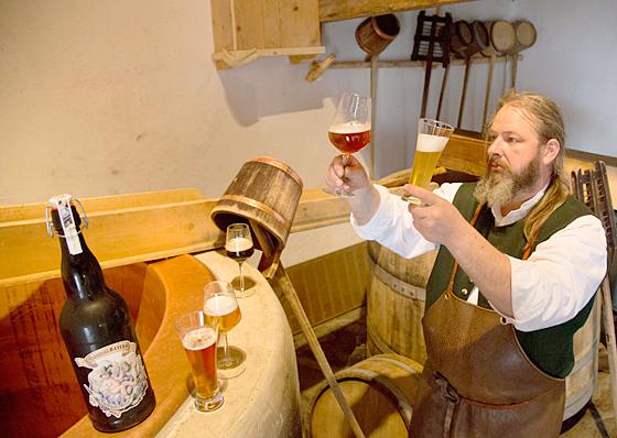 Prüfender Blick von Wasmeiers Museums-Brauer Olaf Krüger. Bier ist seine Leidenschaft und das schmeckt man auch bei jedem Schluck. Foto: Wasmeier Museum