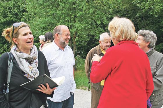 Beim Spielplatztreff der Moosacher SPD kamen Bürger mit der Ortsvorsitzenden Julia Schönfeld-Knor (links) und mit Bezirksrat Gerhard Wimmer (2. von links) ins Gespräch. Foto: ws
