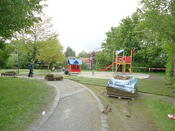 Auf dem Spielplatz am Hans-Sponholz-Anger ist Rollrasen vor den Spielgeräten verlegt worden. Foto: Stadt Ebersberg
