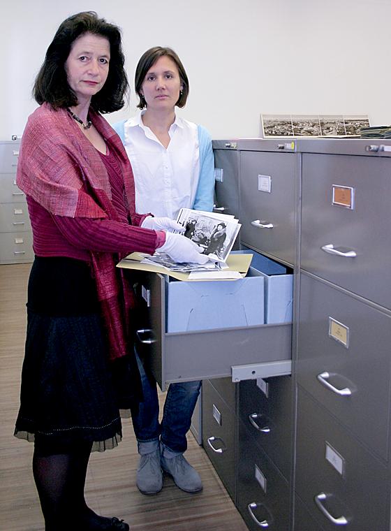 Elisabeth Angermair vom Stadtarchiv (mit Handschuhen) und Anke Hoffsten vom NS-Dokumentationszentrum. Foto: scy