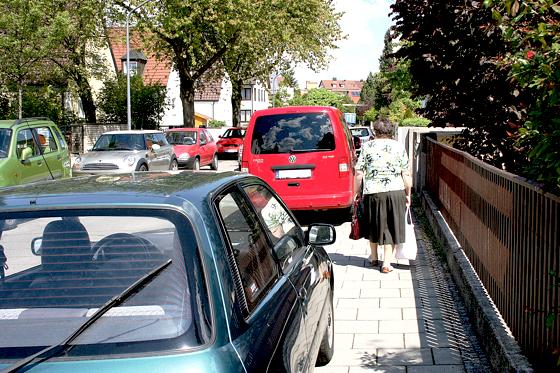 Über völlig zugeparkte Straßen klagen nicht nur die Anwohner der Meggendorfer Straße.	Foto: ws