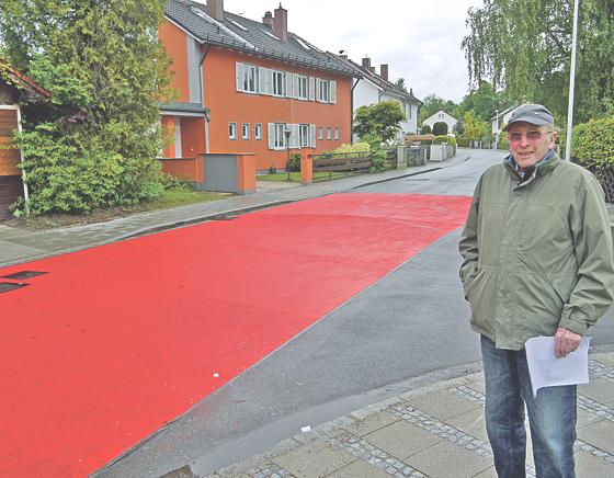 Dieter Engelsmann sieht rot: 25 Meter der Ter-Meer-Straße bestehen aus farbigem Asphalt, die Anwohner sind nicht begeistert.	Foto: Kohnke