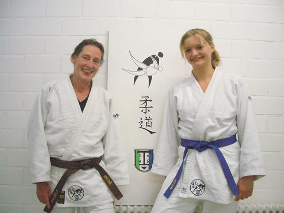 Verena Bauer und Steffie Born freuen sich über ihre neuen Gürtel beim Judo.	Foto: VA