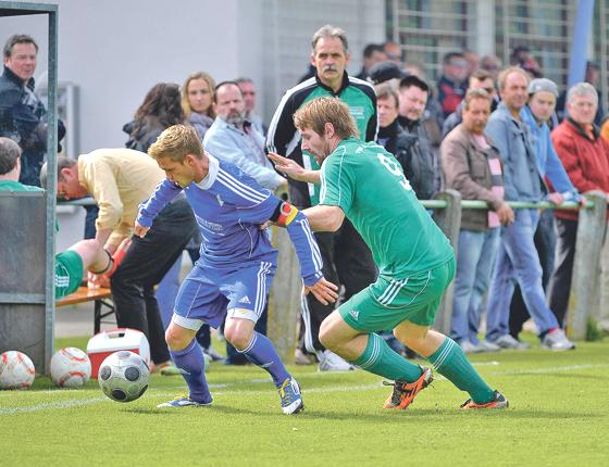 Der FC Holzkirchen, hier bei einem Spiel gegen den FC Deisenhofen, hat den Klassenerhalt in der Landesliga geschafft. 	Foto: Schunk