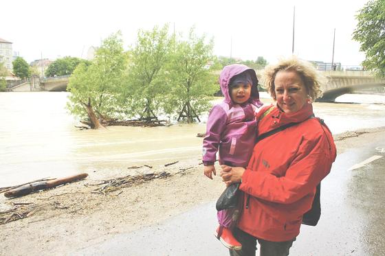 Die Haidhauserin Gunna Strauß zeigte am letzten Montag ihrer Enkelin Ilena das Hochwasser an der Reichenbachbrücke.	Foto: js