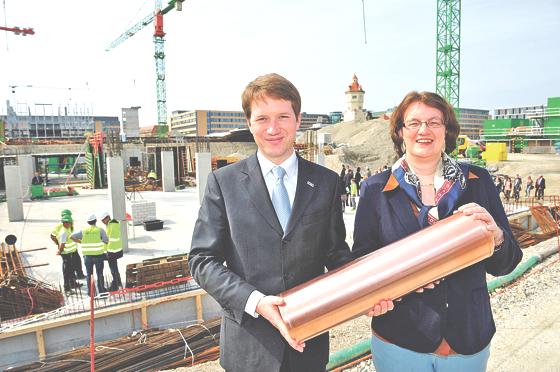 Bei der Grundsteinlegung: Stadtwerke-Chef Dr. Florian Bieberbach und Bürgermeisterin Christine Strobl. 	Foto: SWM