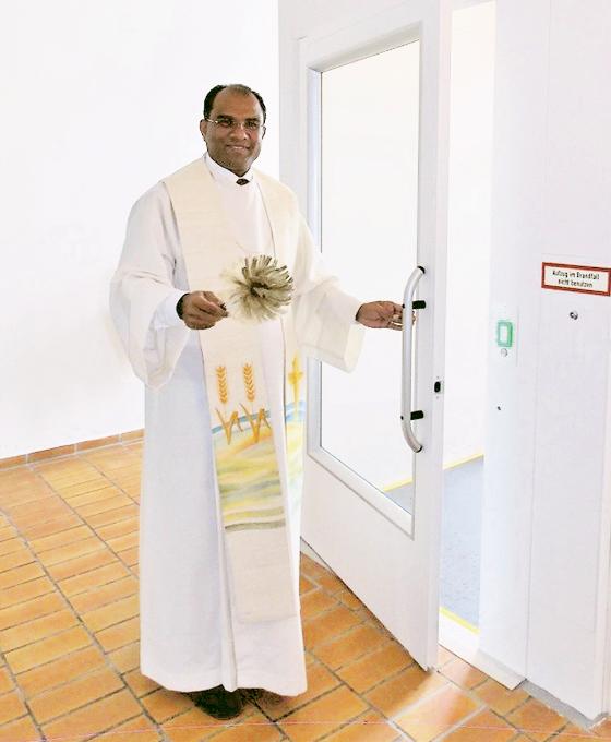 Pater Georg Menachery hat an Fronleichnam den neuen Aufzug und die Räume von St. Joseph gesegnet.	Foto: Pfarrei