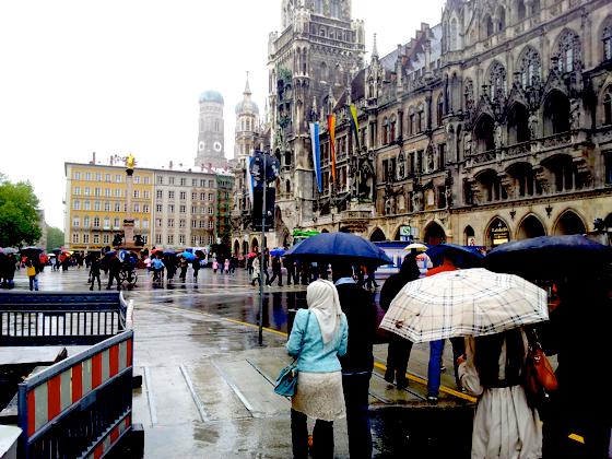 Ein gewohntes Bild im Mai 2013: Verregnete Münchner Innenstadt. Foto: Schuldt