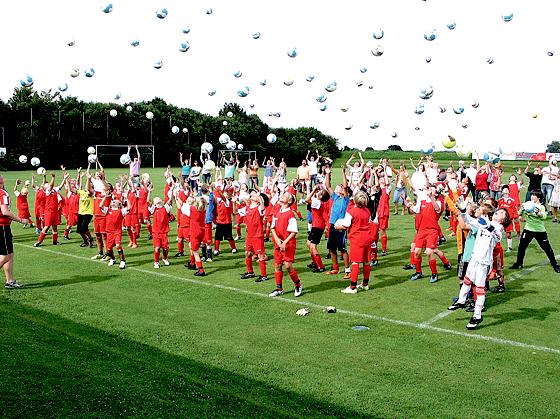 Alle Bälle fliegen hoch! Das Camp macht fußballbegeisterten Kindern Spaß.	Foto: privat