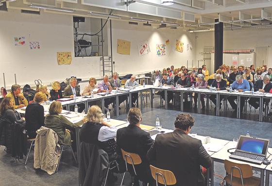 In einer mehrstündigen Debatte beriet der Zweckverband über die Zukunft des Ottobrunner Gymnasiums.  	Foto: Kathrin Kohnke