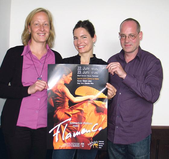 Ballettschulleiterin und Hauptorganisatorin Marcella Weber (links), mit Flamenco-Tänzerin Carina La Debla und Musikschulleiter Robert Jobst-Förster. 	Foto: aha