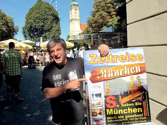 Klaus Bichlmeier mit seinem Plakat für seinen Dokumentarfilm. 	Foto: privat
