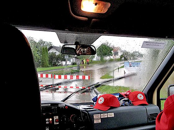 18 Stunden war das BRK Ebersberg in Rosenheim im Hochwassergebiet im Einsatz.	Foto: BRK