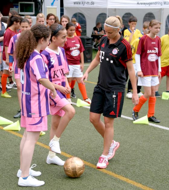  Ina von der Linde, Mittelfeldspielerin vom FC Bayern, trainiert beim KJR-Cup mit den jungen Kickern. Foto: VA