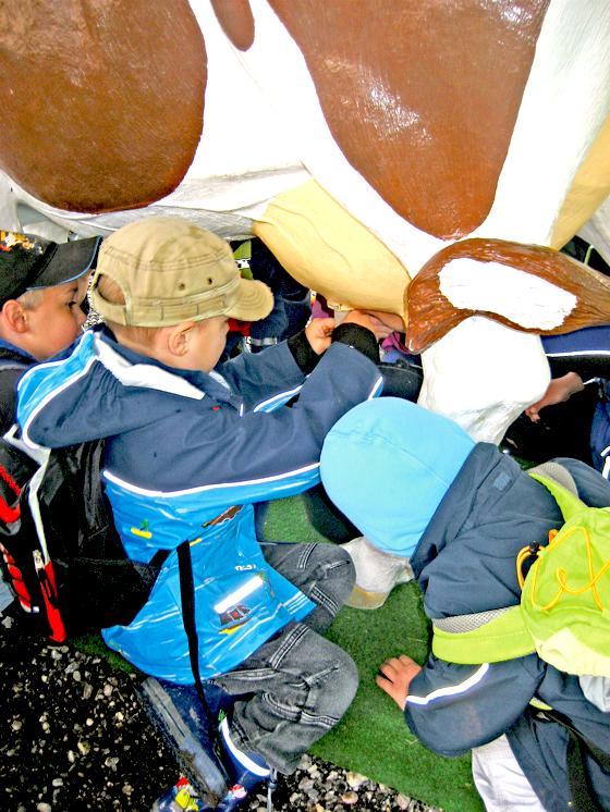 Die Glonner Vorschulkinder übten Melken an einer Plastikkuh auf dem Reisenthaler Hof.	Foto: Marktgemeinde Glonn