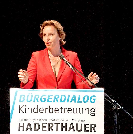 Familienministerin Christine Haderthauer, MdL diskutierte mit Eltern und Erzieher den Betreuungsnotstand im Münchner Osten.	 F.: Abgeordnetenbüro Markus Blume.