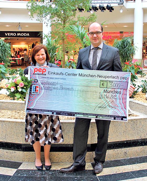 pep Center Manager Axel Haug übergab Felicitas Hanne, Geschäftsführerin des »Kinderhaus AtemReich«, symbolisch einen Spendenscheck in Höhe von 3.000 Euro.