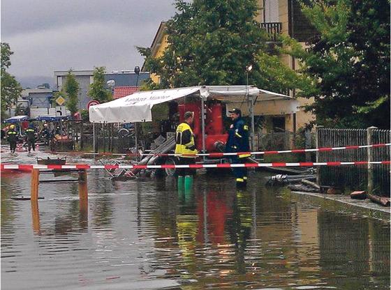 Die Einsatzkräfte des ABC-Schutzes arbeiteten eng mit den Hochwasserspezialisten des Technischen Hilfswerks zusammen. 	Foto: ABC-Schutz