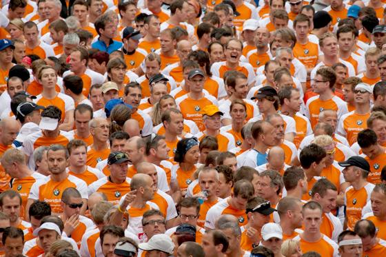 Der Marienplatz ist Start und Ziel für die orangefarbene Läufermasse. Foto: SportScheck/BMW (Archiv)