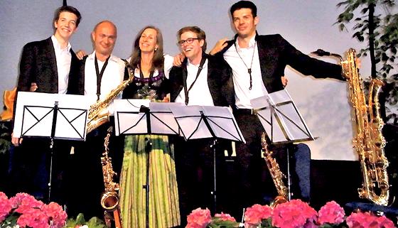 Saxofon-Quartett »Saxojón« freut sich über die eingespielte Spendensumme. 	Foto: privat