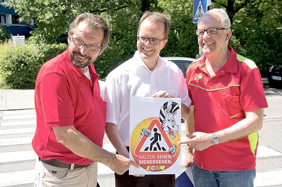 Florian Baar (links) und Robert Bauer (rechts) stellen gemeinsam die ACE- Kampange »Halten. Sehen. Sichergehen« mit Markus Rinderspacher vor.	F.: privat