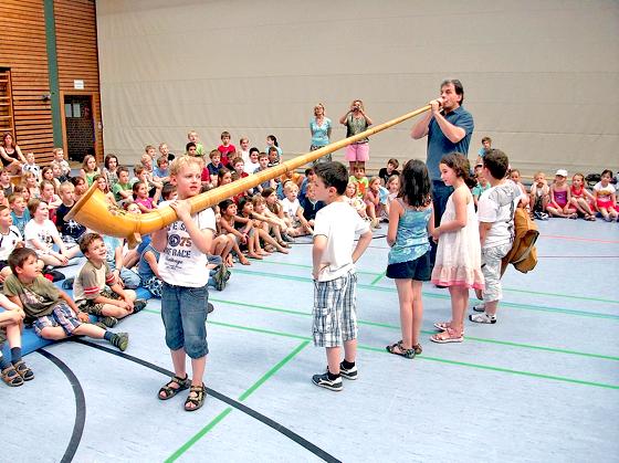 Großes Interesse für das Alphorn: Beim Musikprojekt sorgte das auffällige Instrument bei den Kindern für große Neugier.	Foto: VA