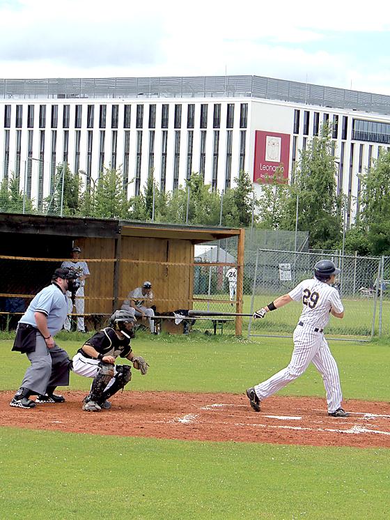 Schlagmann Damien Cagnart schwingt die Baseballkeule gegen die Füssen Royal Bavarians.	Foto: VA