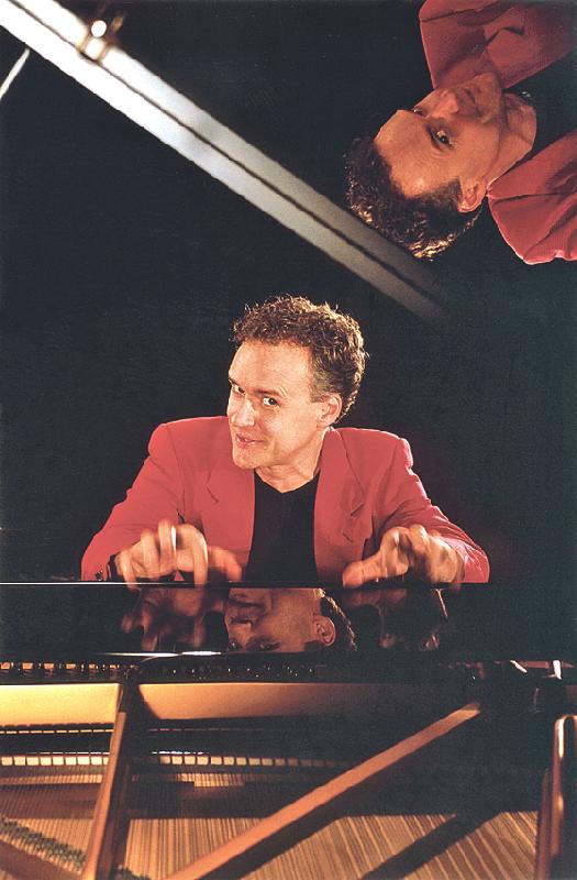 Präzise, witzig, bejubelt: Klaus Kohler präsentiert ein Klavierkabarett vom Feinsten.	Foto: VA