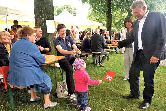 Inmitten von Naturliebhabern freut sich Reiter über ein Kind mit SPD-Fähnchen.	Foto: VA