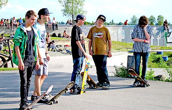 Vor etwa 200 Zuschauern traten die Skateboarder in mehreren Disziplinen gegeneinander an.	Foto: privat