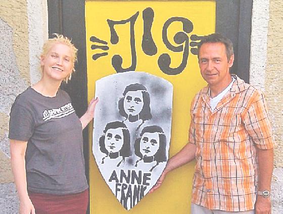 Bei der Jugendinitiative Grafing können Schüler in einer Ausstellung vieles über Anne Frank erfahren.	Foto: VA