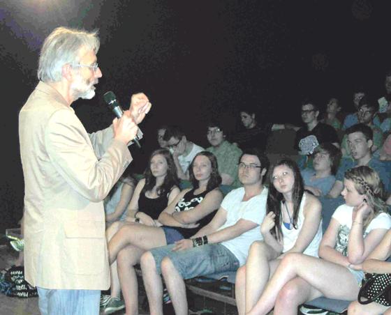 Regisseur Peter Ohlendorf diskutierte mit den Ismaninger Realschülern.	Foto: privat