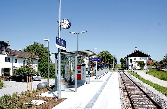 Der Bahnhof  Tulling wurde barrierefrei mit 120 Meter langen und 76 Zentimeter hohen Bahnsteigen ausgestattet. 	Foto: Bayer. Verkehrsministerium/Stadtarchiv Wasserburg