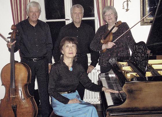 Mihoko Wichartz am Klavier musiziert gemeinsam mit Ulrich Bode, Hans Billig und Ursula Billig-Klafke (von links nach rechts).	Foto: privat