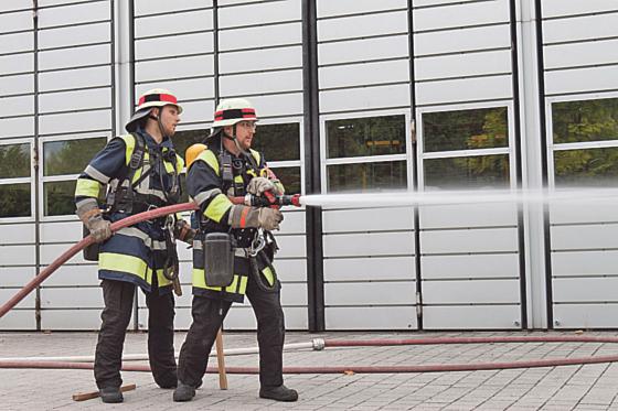 Zwei Oberföhringer Feuerwehrmänner beim Ablegen der Leistungsprüfung. Foto: privat