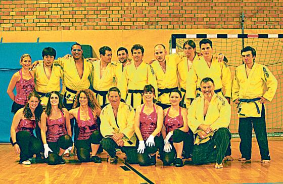 Die Judoka-Bezirksligameister und die »Fun Gang« der Sportfreunde Harteck. Foto: VA