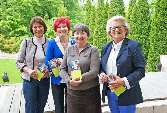 Engagieren sich im Verein für Mütter in Not: Karin Ayx, Margarethe Wimmreuther, Edith Riemann und Ingrid Wimmer (v. l.). 	Foto: hw
