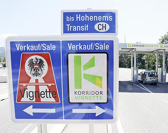 Das rechte Schild wird bald abmontiert: Ab 4. Juli wird die beliebte Korridorvignette für die Nutzung des Pfändertunnels bei Bregenz bis zur schweizerischen Grenze entfallen. 	Foto: ASFINAG
